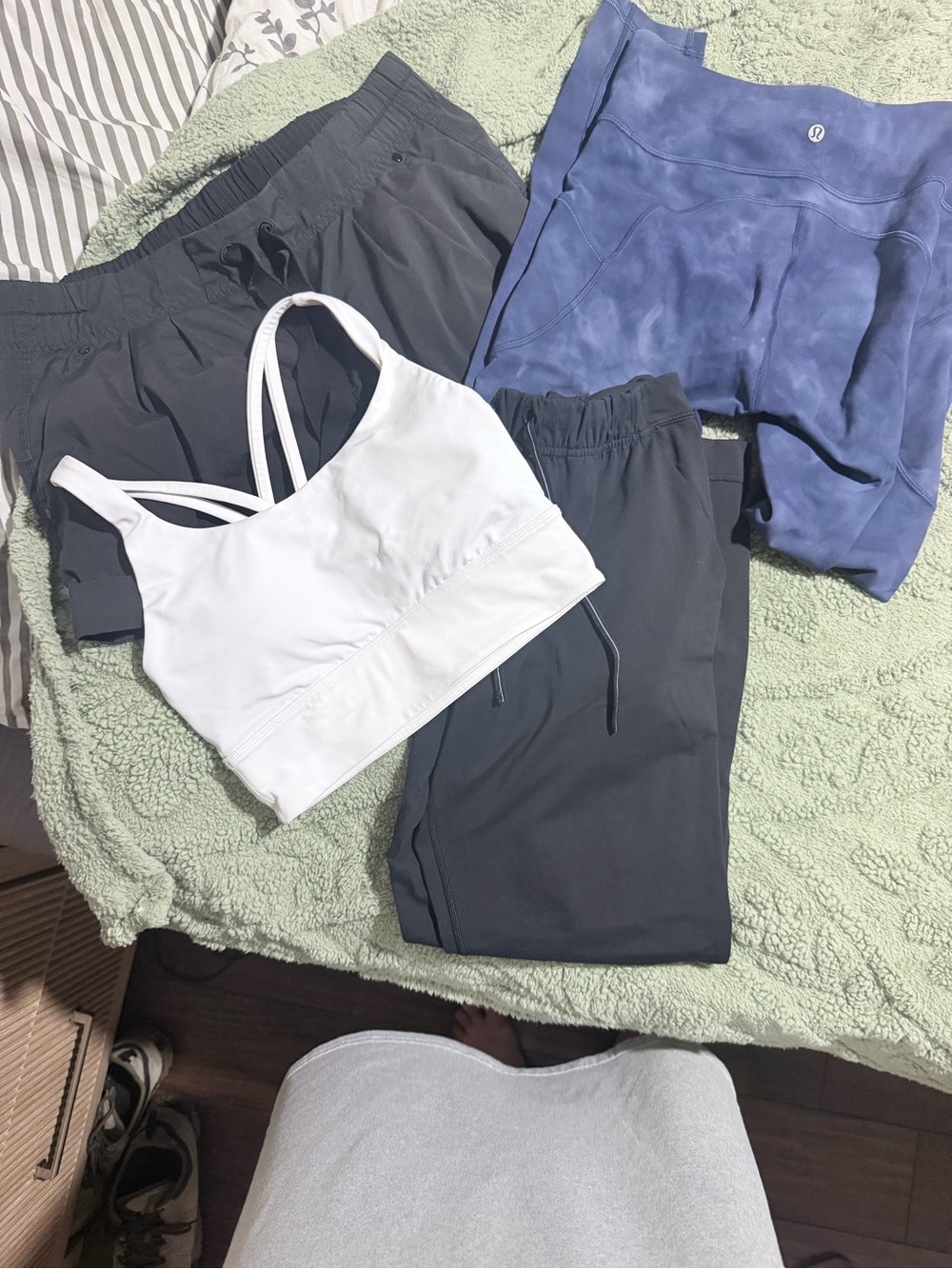 Lululemon women’s 4-6 medium bundle leggings, sports bra, shorts, sweats